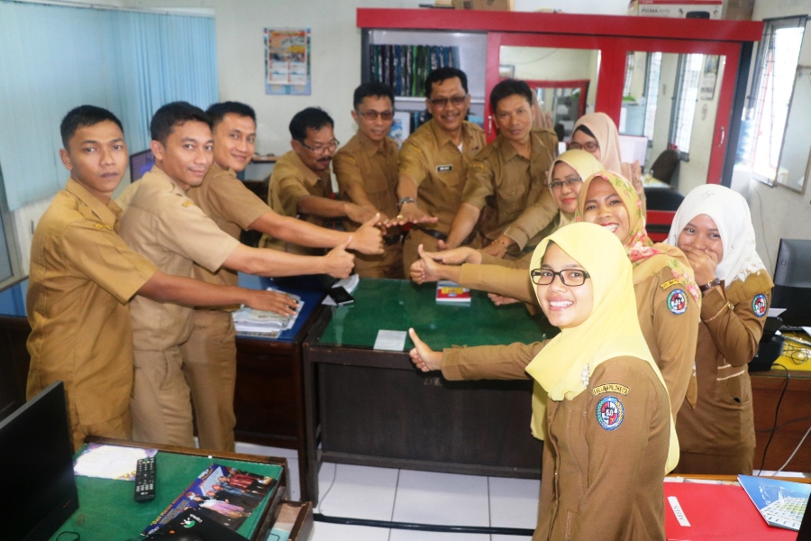 Kabag Humas dan Pemberitaan Joni Amir memimpin rapat staf Humas Setkab Limapuluh Kota terkait pelaksanaan PPID 